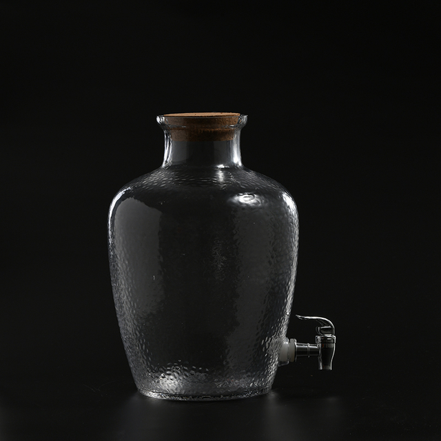 High quality glassware kitchen utensils freshness preservation hand-blown glass juice jar with a tap and wooden top