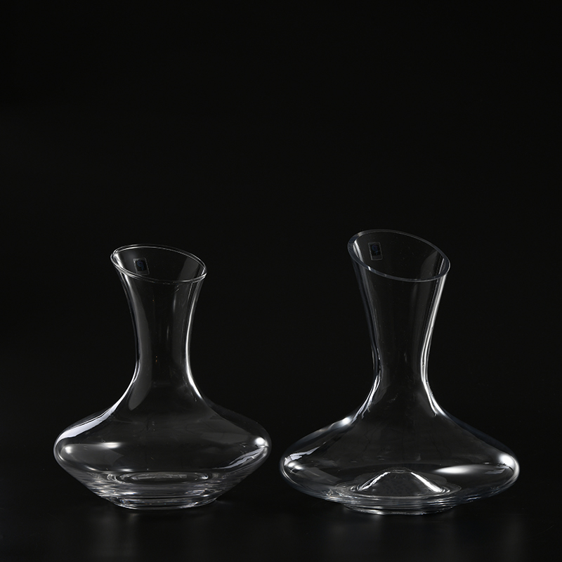 High quality glassware kitchen utensils hand-blown glass juice dispenser cup with glass handle on sale