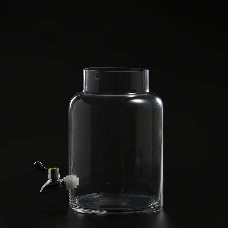 Hand-blown heavy duty transparent freshness preservation glassware for juice or wine storage glass juice jar with tap