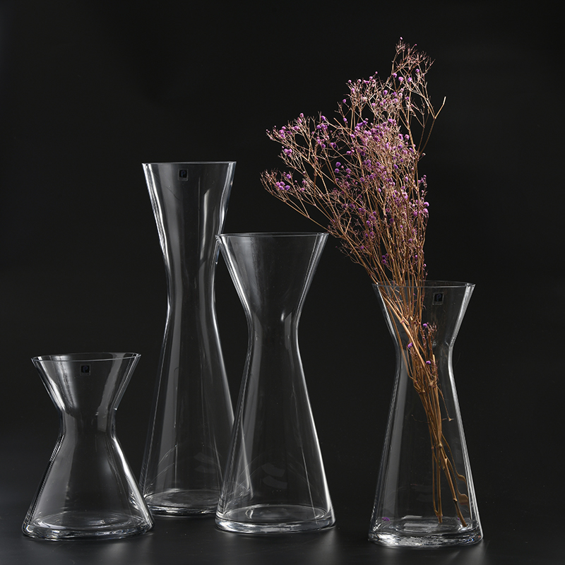Glass Flower vase for Room decoration with tall vase body also can be customized in different sizes