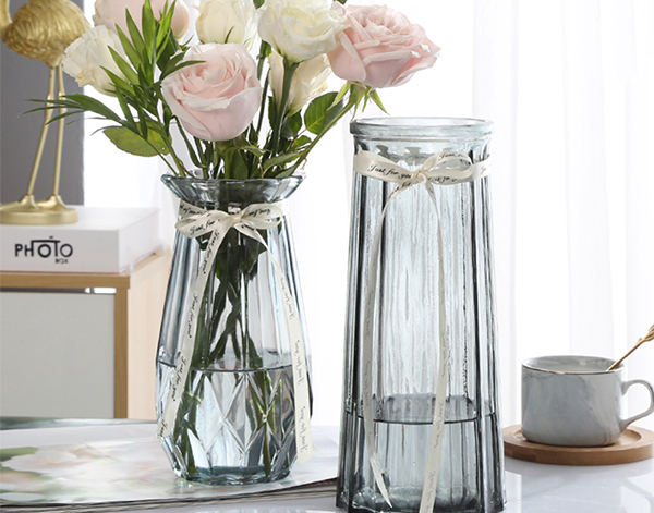 How to match flower arrangements to different types of vases